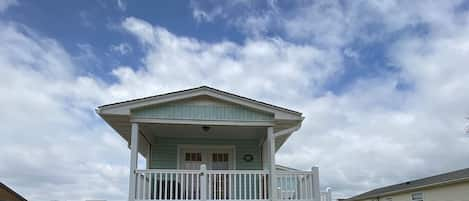 Charming Back Cottage with small porch