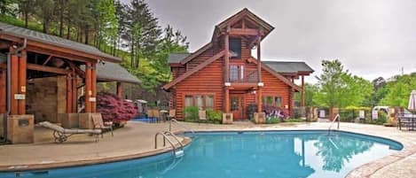 Resort Pool, Clubhouse and Outdoor Kitchen