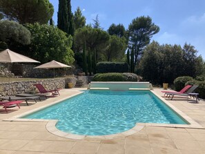 Bord de piscine. La piscine est équipée d'un volet roulant.