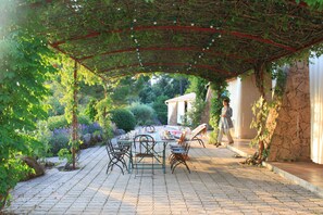 Grande pergola qui préserve la fraicheur pendant l'été