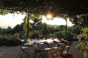 Diner au coucher du soleil sous la pergola