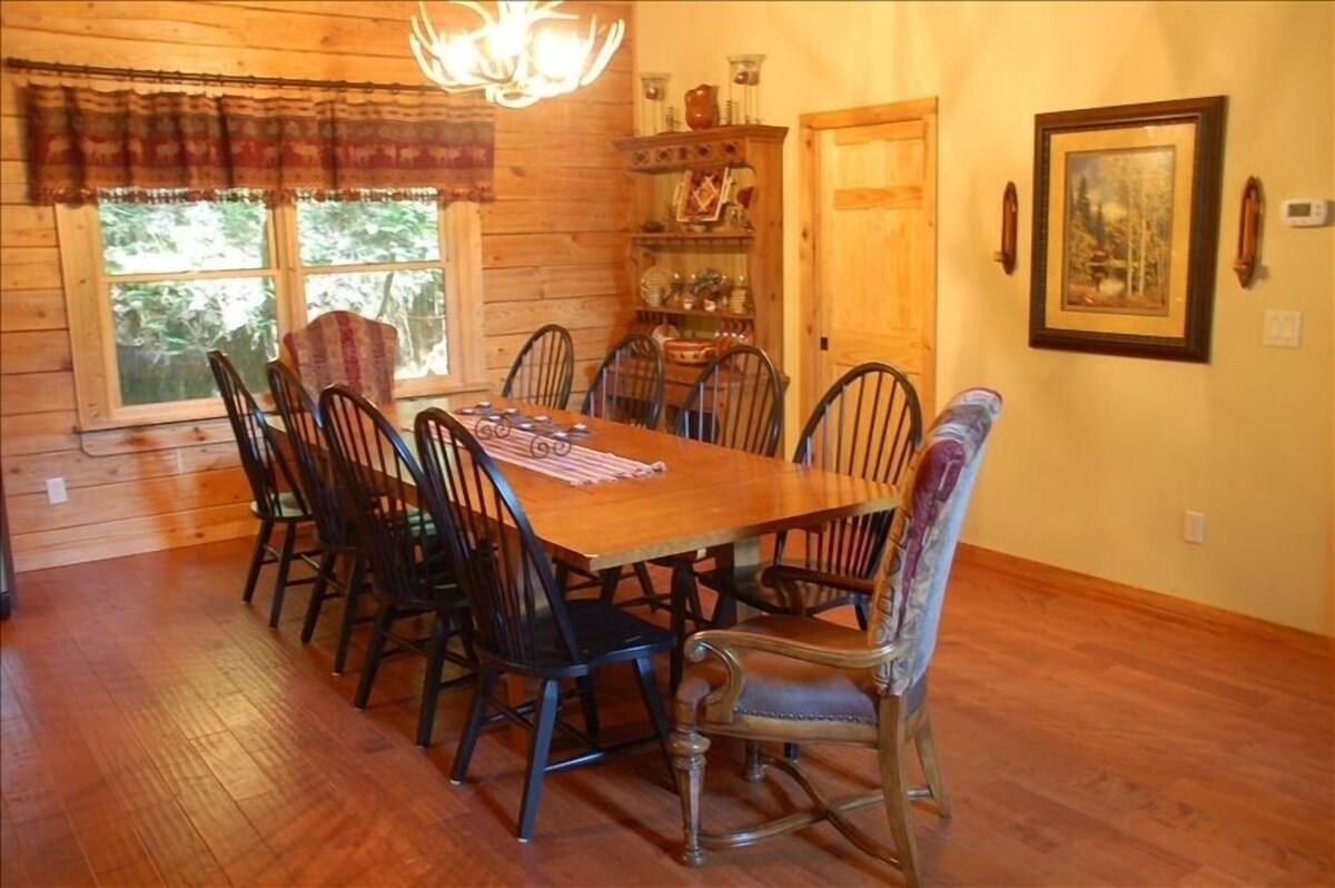 Deluxe Log Home near SkiCataloochee Mountain view. Hot Tub. HDTV cable. Game rm.