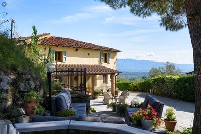 Charming, rustic countryside villa in Tuscany; WiFi, pool, hot tub, much privacy