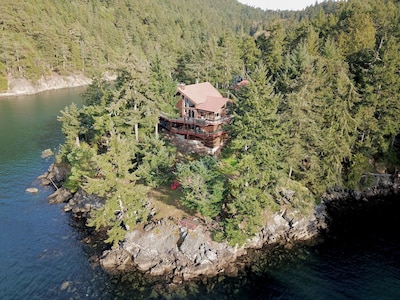 Ocean Front- 8 bedroom luxury vacation home featuring  boat moorage and kayaks