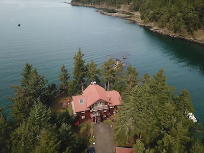 Ocean Front- 8 bedroom luxury vacation home featuring  boat moorage and kayaks