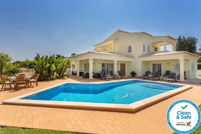 Charming and exclusive Mediterranean villa with pool in Alvor