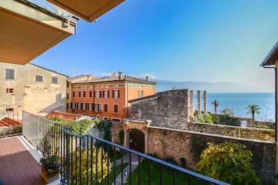 LAWRENCE'S FORMER MANSION WITH BALCONY AND LAKE VIEW