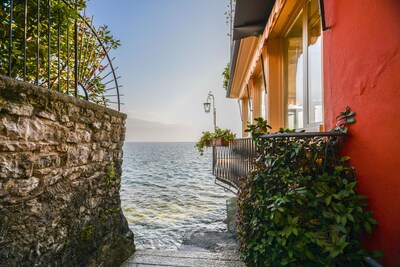 LAWRENCE'S FORMER MANSION WITH BALCONY AND LAKE VIEW