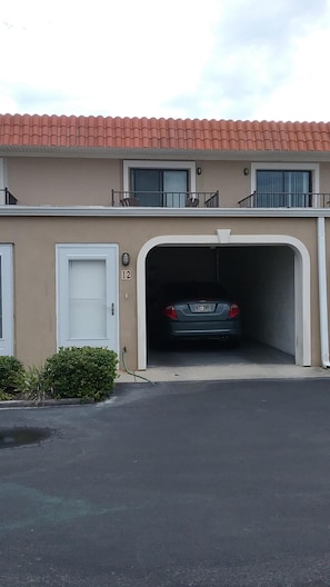 Entrance with 1 car garage