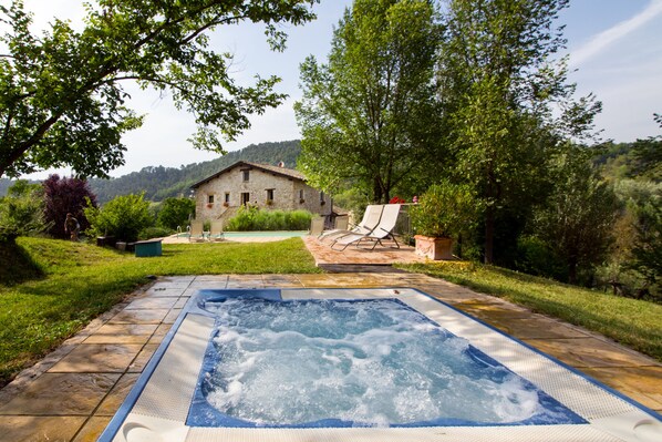 Outdoor spa tub
