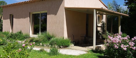 La maison et sa terrasse couverte...Idéal pour le mistral!