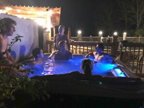 Hot tub at night !