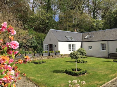 Spacious cottage - beautiful location, rural yet within easy reach of Crieff.  