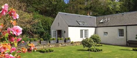 steading cottage garden