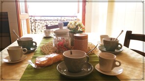 Colazione in cucina.
Breakfast in the kitchen.