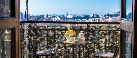 Colazione sulla città.
Enjoy breakfast on your panoramic balcony