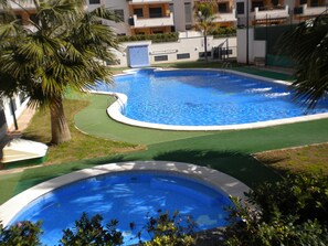 Zonas comunes- piscinas y pista de pádel