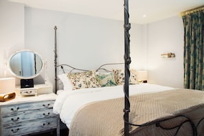 Four poster bed in the main bedroom