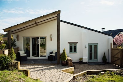 Luxuriöses, zeitgemäßes, freistehendes Ferienhaus in ländlicher Umgebung, nur 6 km vom Strand entfernt.