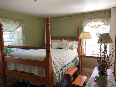 Charming Country Cottage - University of Puget Sound - Entire first floor