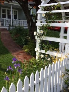 Charming Country Cottage - University of Puget Sound - Entire first floor