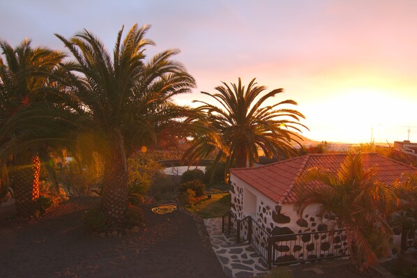 Sonnenuntergang mit Blick auf Hof, Garten & unteres Haus