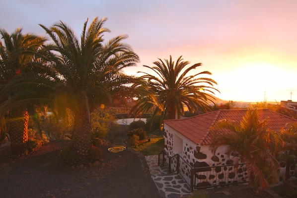 Sonnenuntergang mit Blick auf Hof, Garten & unteres Haus