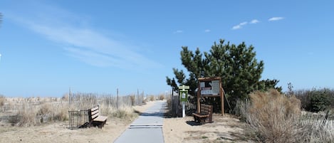 Beach entrance at end of street on Saulsbury St