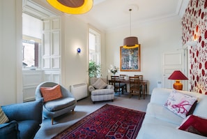 Lounge: contemporary design, traditional room sizes and features
