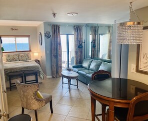 Top floor with a grand view of the ocean!
500sf Room