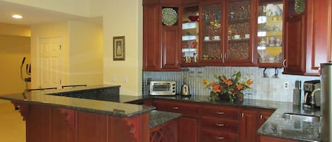 Kitchenette/bar with granite slabs