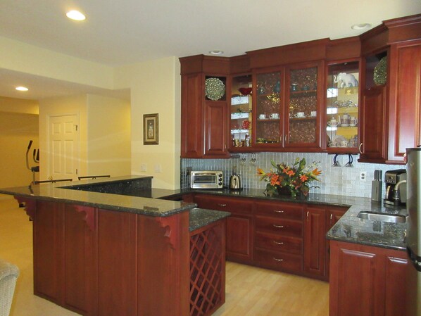 Kitchenette/bar with granite slabs