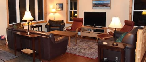 Plenty of room to gather after a day skiing, hiking, or shopping. Seating for 10