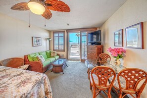 Oceanfront unit with a view of the sunrise from the bed !