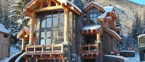 Welcome to Black Wolf Chalet a Beautiful Kicking Horse Mountain Resort Home