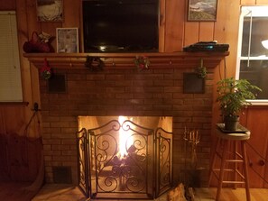 Fireplace (please bring kindling)