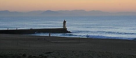 la résidence est située directement sur cette plage. Vue Mer et montagnes