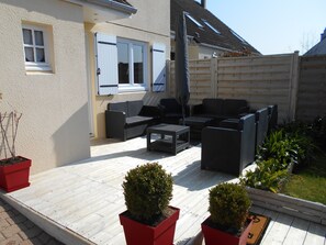 La maison et sa terrasse sud, salon de jardin pour 8 personnes