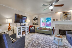 gathering area in the living room, with 500 Mbps High Speed Wifi EVERYwhere