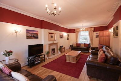 Spacious stylish house for group stays in  beautiful Buxton, pet friendly.  