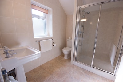 Spacious stylish house for group stays in  beautiful Buxton, pet friendly.  