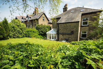 Spacious stylish house for group stays in  beautiful Buxton, pet friendly.  