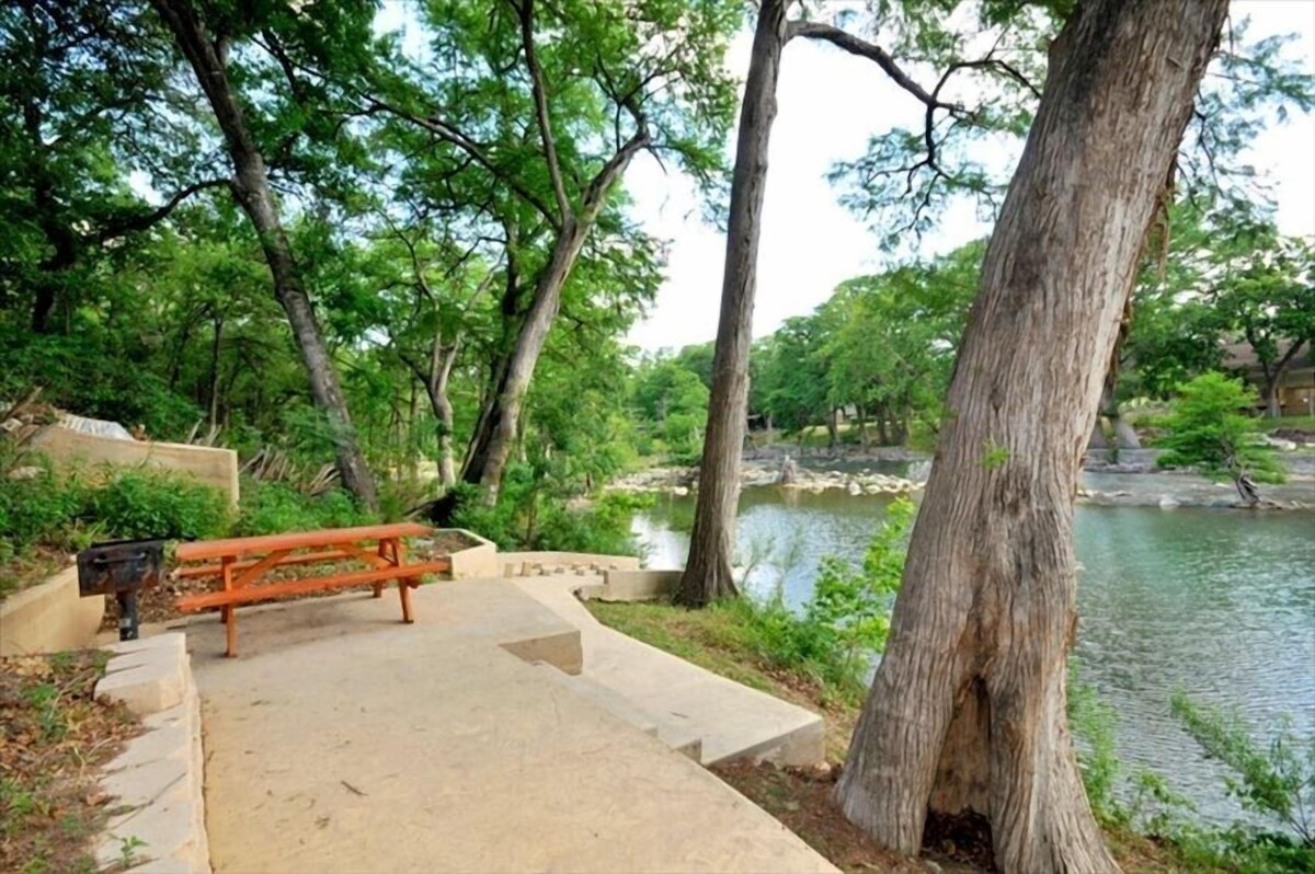 El Patio Grande in Gruene! On the Guadalupe River in Gruene! No cleaning fees!