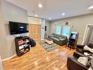 Optional 5th bedroom/flex room w/ Queen sleeper bed, games & 50" Smart TV.