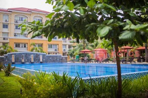 Exercise/lap pool