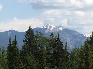 Wake up to this stunning Columbia valley view every morning! 