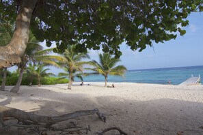 Spotts Beach, 3 min drive!!