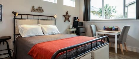 Cozy bedroom in a quiet eastside downtown Austin neighborhood 