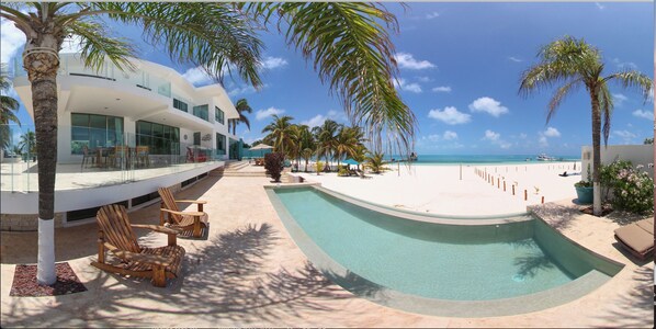 Beautiful beachfront property that overlooks the nice and shallow Caribbean.

