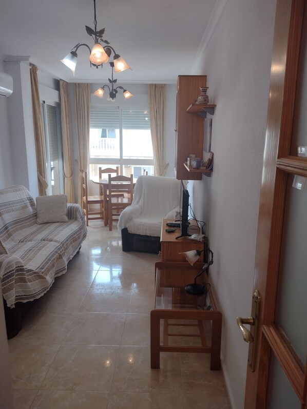 The spacious,sunny lounge.